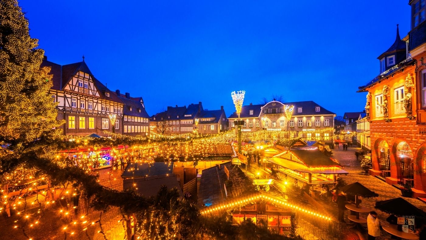 Weihnachtsmarkt Goslar Altstadt bei Nacht – beleuchtete Fachwerkhäuser und Marktplatz im Harz