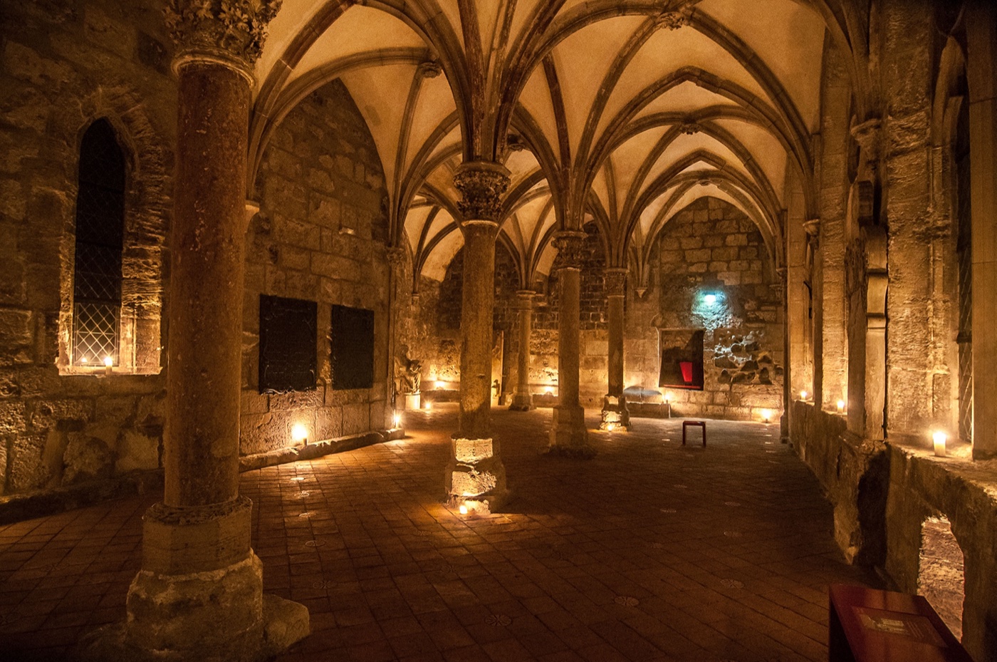 ZisterzienserMuseum Kloster Walkenried Kreuzgang im Kerzenschein