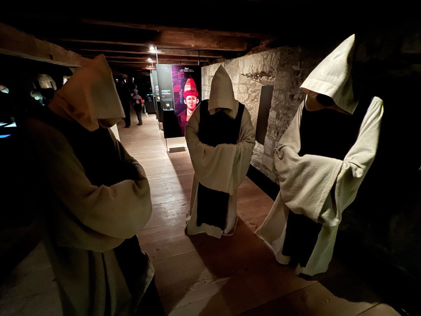 Mönche im ZisterzienserMuseum Kloster Walkenried