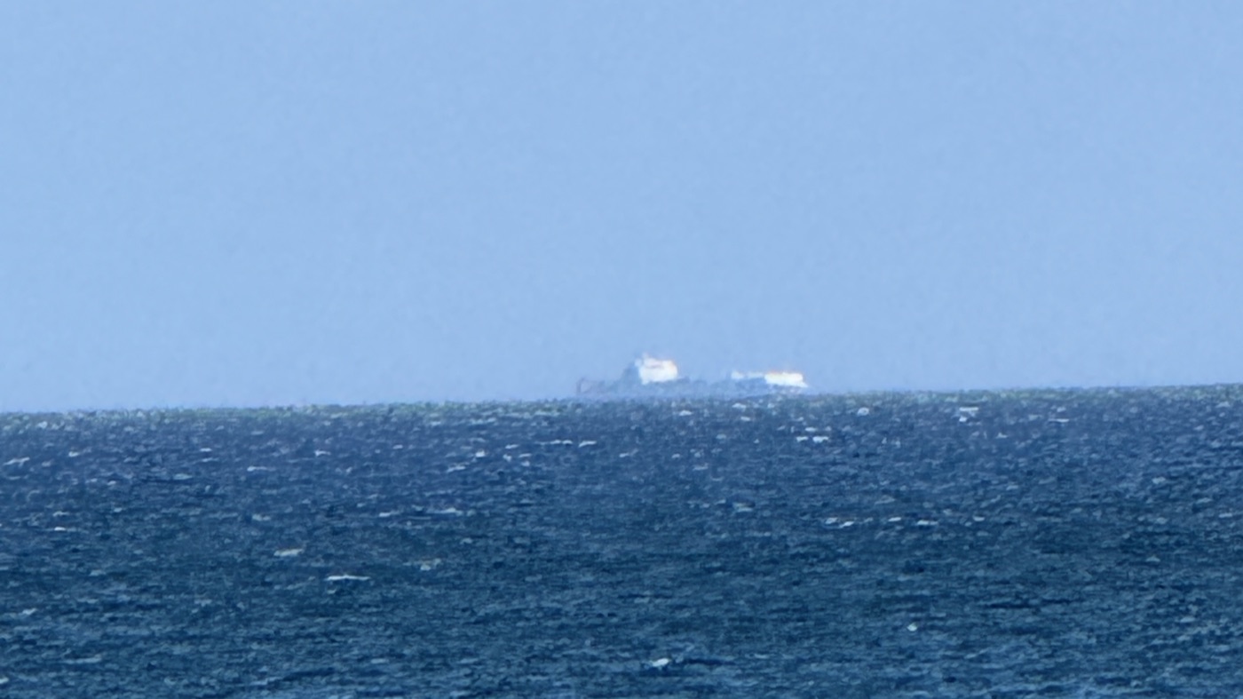 Schiff am Horizont in der Lübecker Bucht vor Dahme