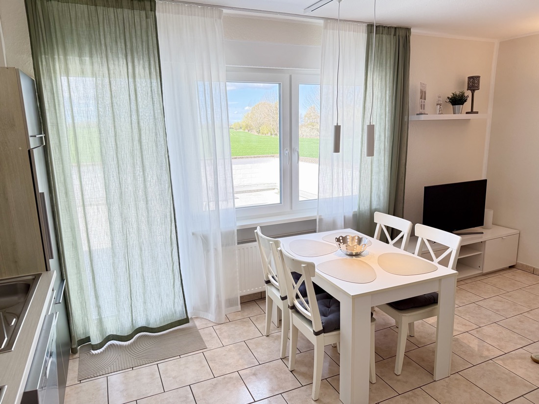 Essbereich der Ferienwohnung MeerSonne in Dahme mit Blick ins Grüne