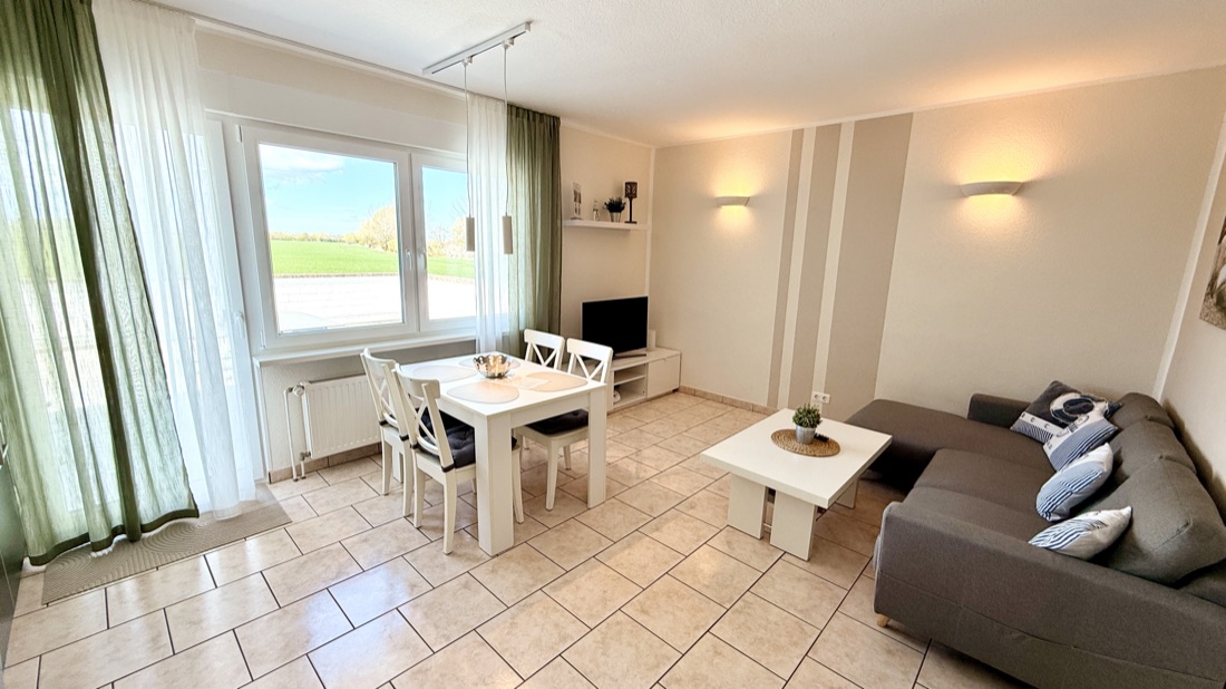 Heller Wohnbereich der Ferienwohnung MeerSonne Dahme an der Ostsee